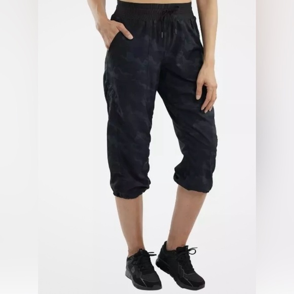 Spyder Active Capri Pants Womens Size M Black Camo Ruched Activewear - Picture 1 of 10